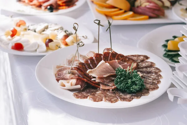 Rebanadas de salchichas y carne en la mesa del festival — Foto de Stock