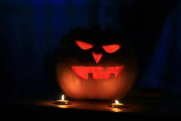 Nahaufnahme. ein finsterer Kürbis zu Halloween — Stockfoto