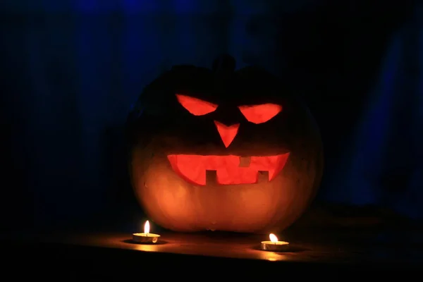 Närbild. en olycksbådande pumpa till Halloween — Stockfoto