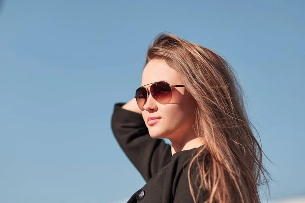 Confident young woman looking at modern office building — Stock Photo, Image