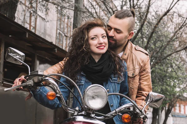 Молодой человек и его девушка ехали на мотоцикле . — стоковое фото
