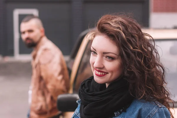 Ritratto di una bella giovane donna sullo sfondo di una città moderna — Foto Stock