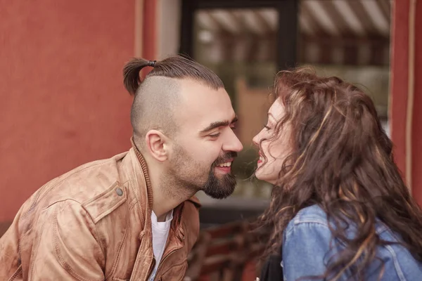 Pareja enamorada sentada en una mesa en un café de la ciudad . — Foto de Stock