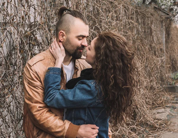 Casal feliz no amor beijando na rua em um dia de inverno . — Fotografia de Stock