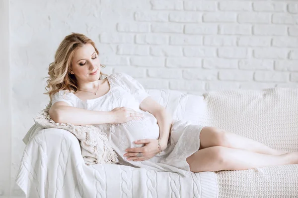 De cerca. joven embarazada acostada en el sofá — Foto de Stock