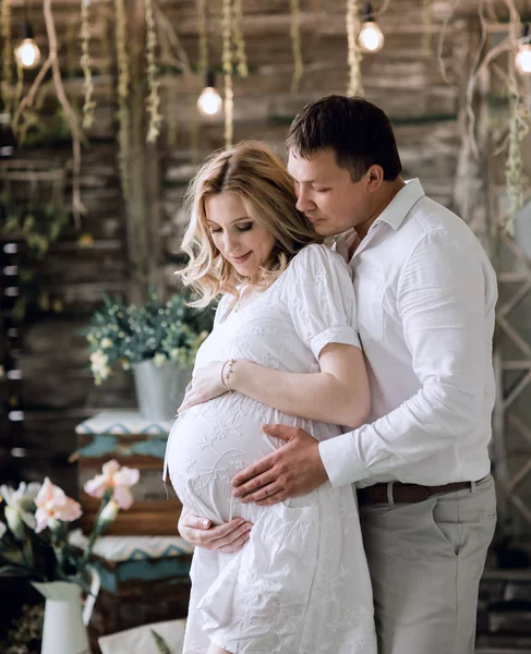 Yavaşça onun hamile eşi sarılma sevgi dolu koca