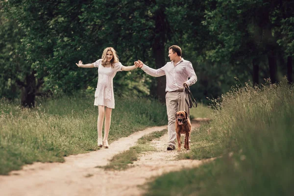 Glad ung familj på en promenad i staden Park . — Stockfoto