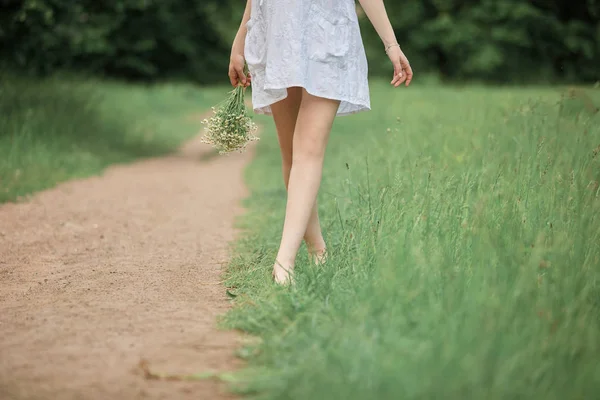 Närbild. gravid kvinna som står på gräset . — Stockfoto