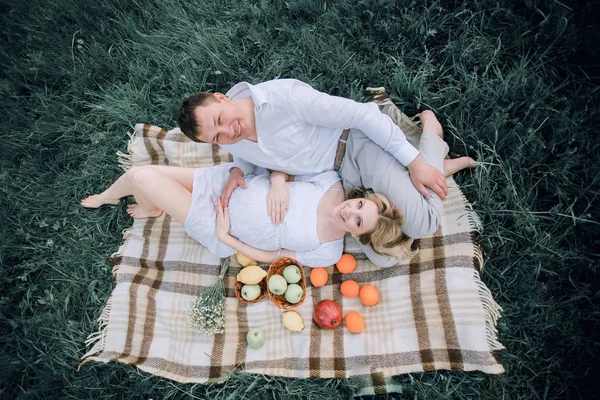 Top view.happy famille allongée sur une couverture pendant un pique-nique — Photo