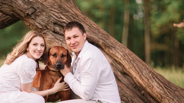 Porträt eines glücklichen Paares mit ihrem Haustier — Stockfoto