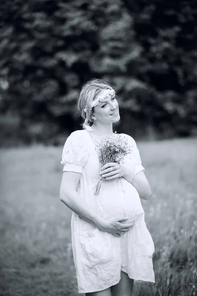Retrato en estilo retro. mujer embarazada feliz sobre fondo de la naturaleza — Foto de Stock
