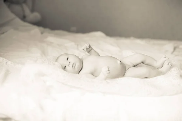 Bonito bebé recién nacido acostado en una manta . —  Fotos de Stock