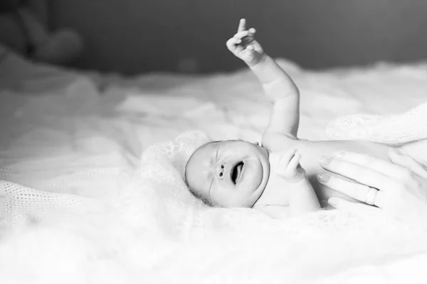 Black and white image of a crying newborn baby — Stock Photo, Image