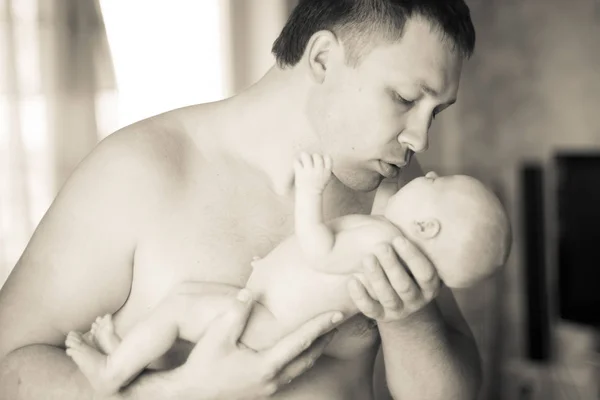 Felice padre che bacia sua figlia appena nata. foto in stile retrò — Foto Stock