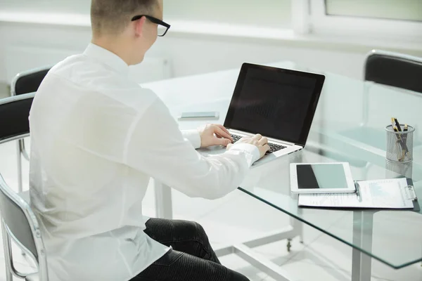 De près. homme d'affaires travaillant dans un bureau moderne — Photo