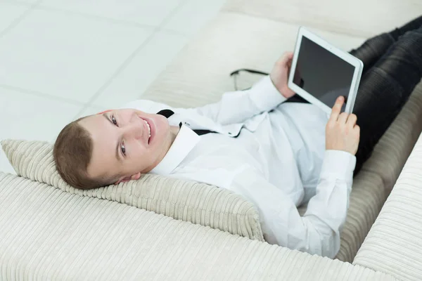 Homem view.young traseiro olhando para tela tablet digital . — Fotografia de Stock