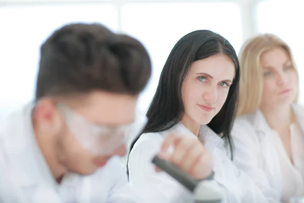 Da vicino.donna scienziata moderna sul posto di lavoro in laboratorio . — Foto Stock