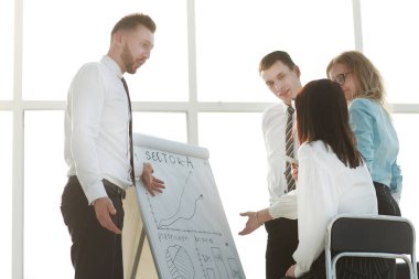 resim iş takım yeni bir sunu tartışıyor