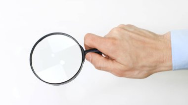 portre. iş adamı elinde Büyüteç.