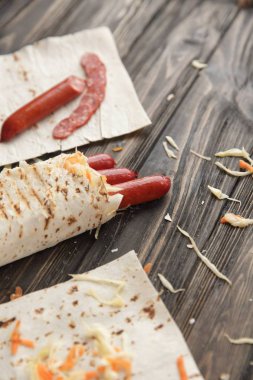 Shawarma sosis pişirme. kopya alanı ile dikey fotoğraf