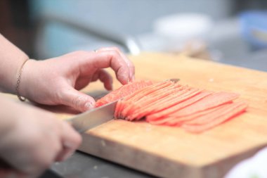 yakın çekim. Şef Dilimleme balık suşi için