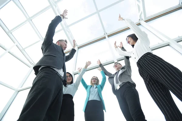 Grupo empresarial con las manos en alto — Foto de Stock