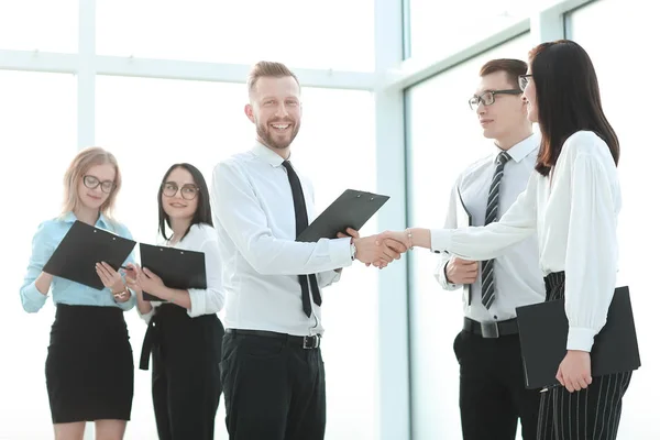 Obchodní tým a handshake zaměstnanců před obchodní schůzkou — Stock fotografie