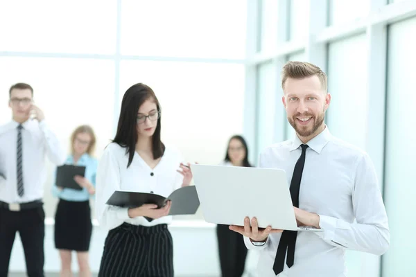 Profesyonel iş takım ayakta office lobide — Stok fotoğraf