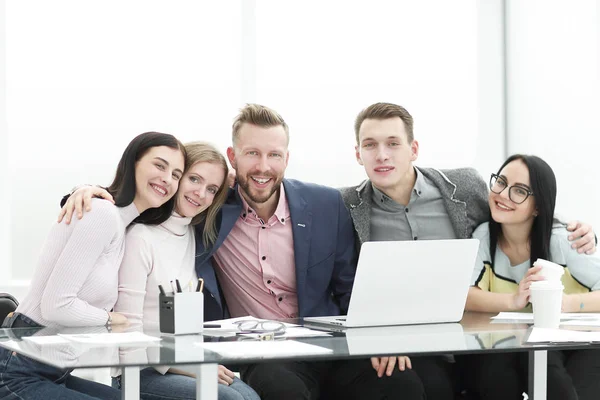 Equipo profesional de negocios sentado en el escritorio — Foto de Stock