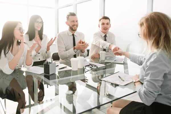 Donna d'affari si congratula con il dipendente per la firma di un nuovo contratto di lavoro — Foto Stock