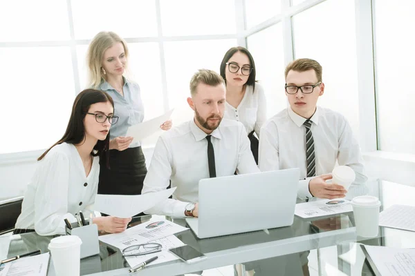 Gente de negocios trabajando y comunicándose mientras están sentados en el escritorio de la oficina — Foto de Stock