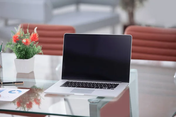 Öppna anteckningsbok och penna rutan på businessmans skrivbord. — Stockfoto