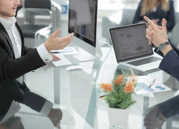 De cerca. colegas de negocios discutiendo datos financieros en el lugar de trabajo — Foto de Stock