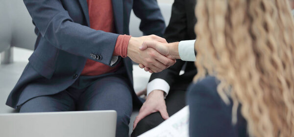 close up.handshake между менеджером и клиентом в знак сотрудничества
