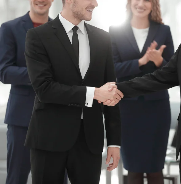 Po úspěšné vyjednávání uzavřete up.the handshake obchodních partnerů — Stock fotografie