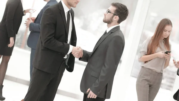 Up.confident zavřít handshake podnikatelů v kanceláři — Stock fotografie