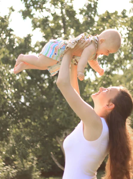 Szczęśliwa mama bawi się ze swoją małą córeczką w Summer Park — Zdjęcie stockowe