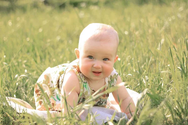 Cantik bayi perempuan di halaman pada hari musim semi — Stok Foto