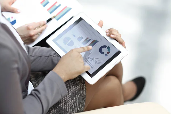 Close up.business femme utilise une tablette numérique pour travailler avec un graphique financier — Photo