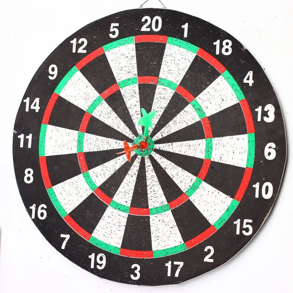 Darten spel met een dart in het target center — Stockfoto