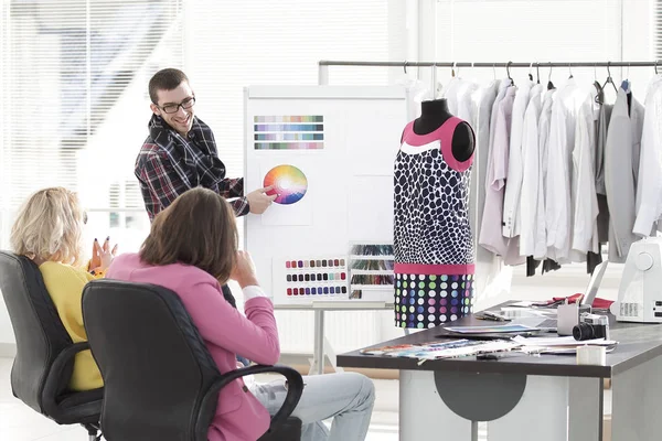 Stilisti discutendo tavolozza dei colori in Studio — Foto Stock