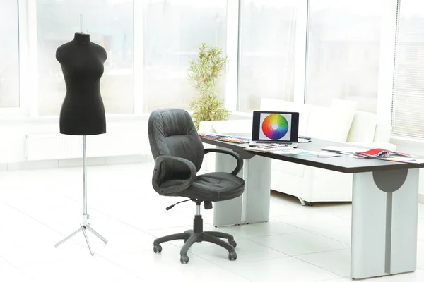 Büro im trendigen Atelier. Individuelle Schneiderei — Stockfoto