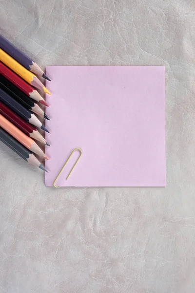 Φύλλο χαρτιού για σημειώσεις και χρωματιστά μολύβια σε χαρτί φόντο — Φωτογραφία Αρχείου