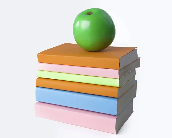 Groene appel en stapel boeken op witte background.photo met kopie ruimte — Stockfoto