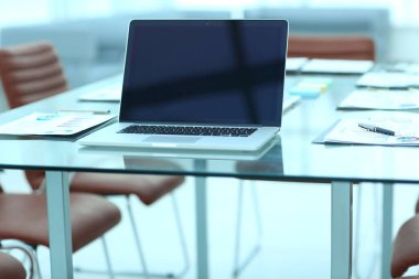 açık bir işadamı masanın üstünde Laptop