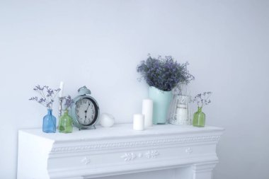 Beyaz şömine ile kopya alanı ile dekoratif ornaments.photo