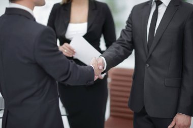 up.Handshake iş ortakları ofiste kapatın