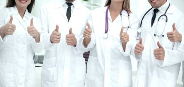 yakın çekim. başparmak gösterilmesini gülümseyen Doktor terapist