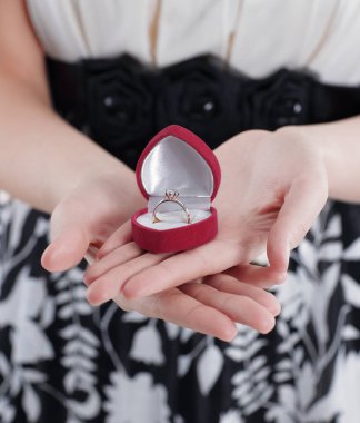 Sevgililer günü Hediyelik tutan genç kadın.