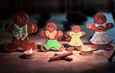 neşeli gingerbread erkek ve ev Noel kupa masada